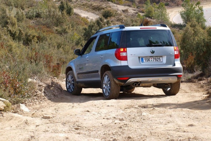 Itt igazából nem is kellene a féket nyomni. A lejtmenet-vezérlő megold mindent, nekünk csak a kormányzás marad