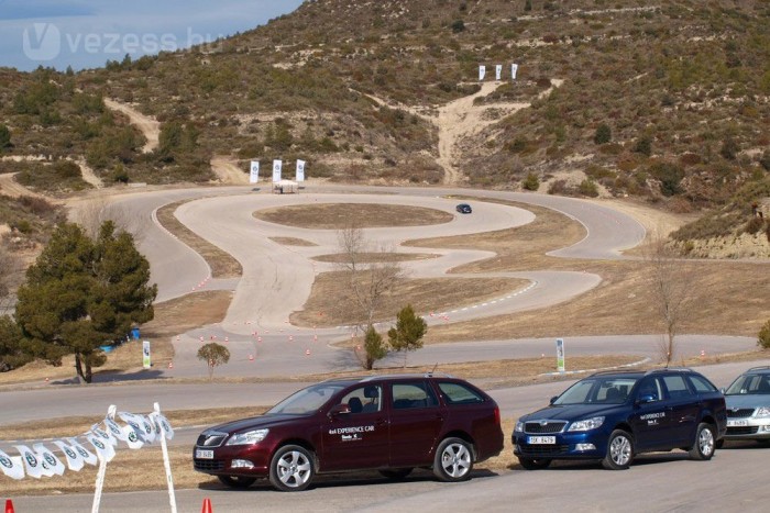 Ezen a pályán kellett körbezavarni az Octaviákat, egyre nagyobb sebességgel, az egykori versenyző tanácsait követve