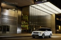 Ilyen a szabásmintát adó Range Roverek közül az olcsóbb, a Range Rover Sport