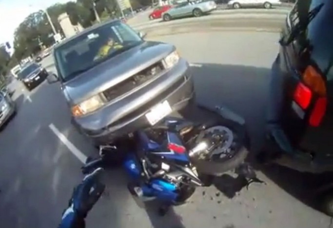 Kemény ütközés után talpra esett a motoros! – videó