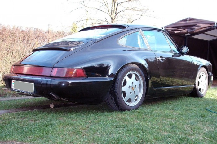 Melyik drágább: új Swift vs. használt Porsche 3 Akkor ez most 964 vagy 911? Az 1963 óta gyártott 911-es generációit kódokkal a legkönnyebb megkülönböztetni. A képen látható a 964, 1993-ban bemutatott utódja a 993, az utolsó léghűtéses motorú széria. 1997-ben jött az első vízhűtéses 911, a 996-os sorozat, majd 2005-ben a mai, 997-es széria. A kocsin viszont sosem a gyári kód szerepel, hanem a Porsche 911 Carrera 2 vagy más modellnév