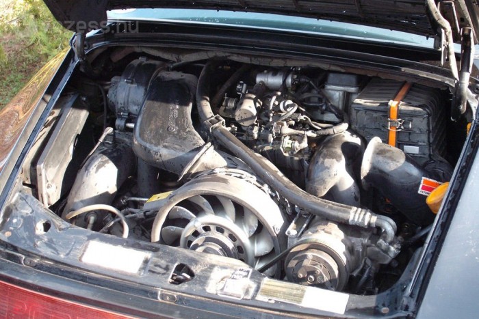 A motortérben kiütött tűz nem róható fel a kocsinak. De utána volt még két motorrevízió, közel egymillióért