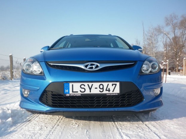 Innen morcos ásító folyami harcsa.