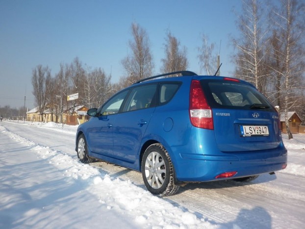 A csomagtér kissé szűkös, cserébe hátul fejedelmi helyet kapunk.