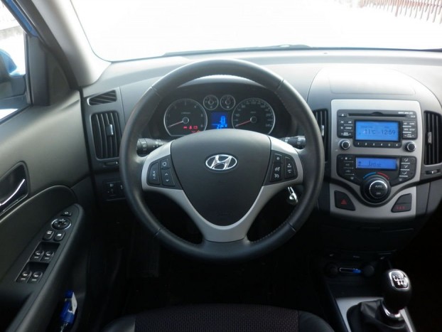 Tűrhető illesztések, takaros minőség, egyedül az ablakmosó agresszívan beszivárgó szaga zavaró.