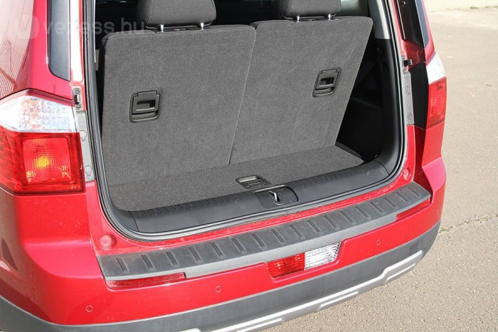 Hét üléssel csupán jelképes méretű csomagtartó marad