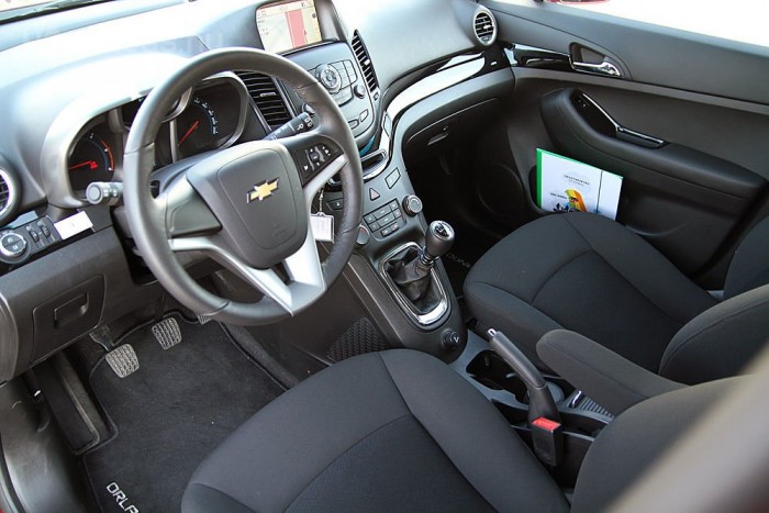 A vezetőnek könyöktámasz is jut