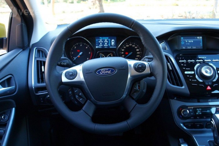 Rengeteg gomb található a nagyon jó fogású kormányon