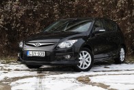 Három évvel bemutatkozása után, szép csendben, és szinte láthatatlanul újult meg a Hyundai talán legsikeresebb modellje, az i30-as. Változott a neve is, hivatalosan i30U-ra