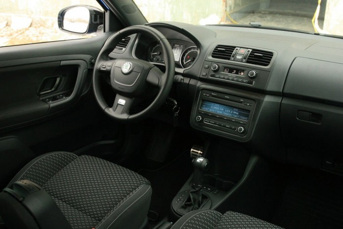 Még az RS-nek is szomorúan sötét és egyhangú a műszerfala