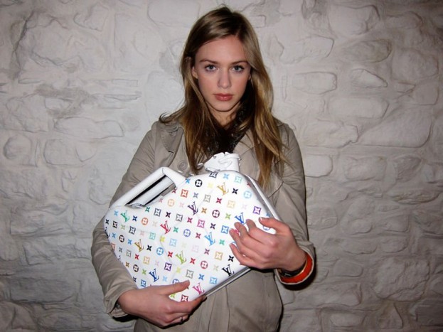 Íme a Louis Vuitton mintás kanna, a megoldás hölgyek számára, akik ilyen módon áldoznak a kifinomult divat oltárán:)