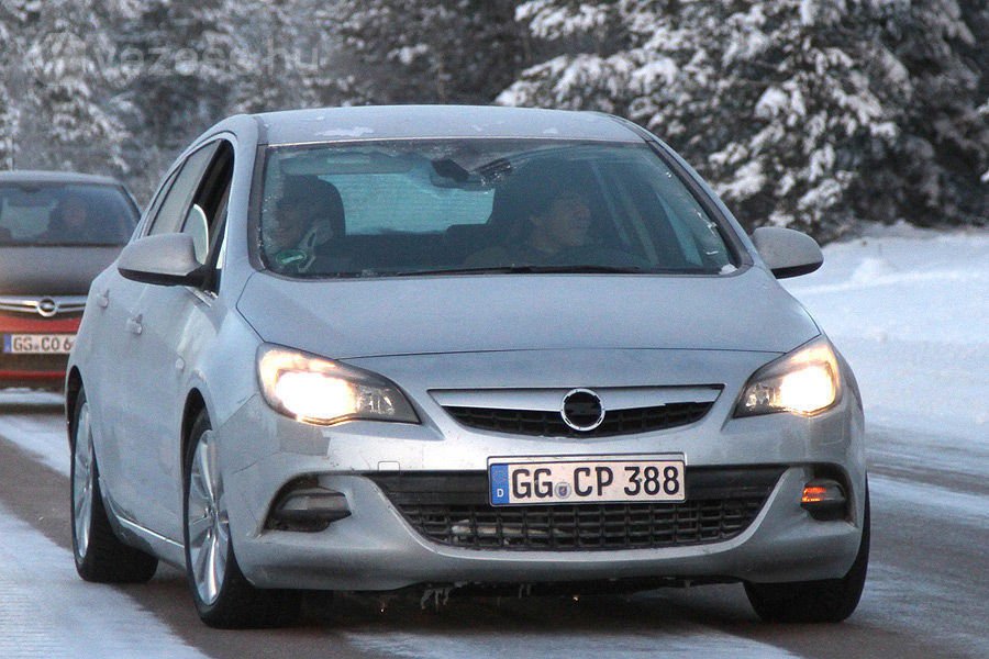 Az új Opel Astra GSi, amely 2012 elején fog megjelenni a német piacon, javában rója tesztköreit. Egy alig álcázott prototípust sikerült lefényképezni.