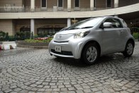 A Mitsubishivel ellentétben a Toyota nem alkotott új modellt az elektromos hajtáshoz. Az iQ-t rakta meg akkumulátorokkal.