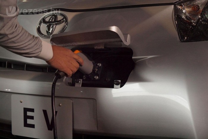 A legcsendesebb Toyota iQ 4