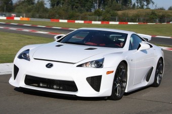 A sportkocsi is megfordul a bombanő után