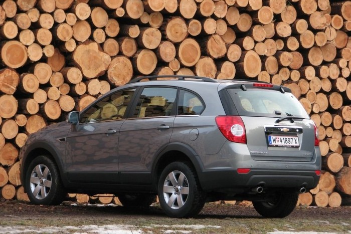 A fenekével nem tudtak mit kezdeni a dizájnerek, kicsit esetlenke maradt