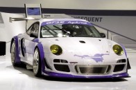 27 ezer név díszíti a Facebook csoport előtt tisztelgő Porsche 911 GT3 hibrid festését