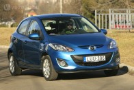 Biztonságot sugall a Mazda2 az ember lányának