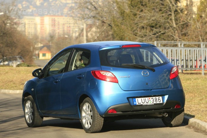 Lányteszt: Mazda2 1.3 TE Plus 5 7,3 liter lett az átlag, pont annyi, mint egy 4 éves Mégane CC-nél, 1,6-os motorral. Magyarázzam a különbséget, vagy érzi mindenki?