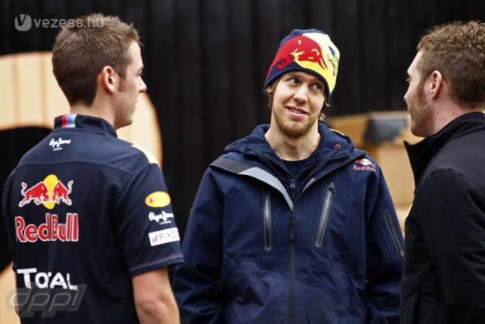 F1: Vettel örömmel marad a Red Bullnál