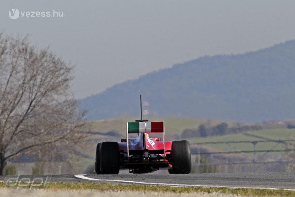 F1: Vettel iskolázott a teszten 7