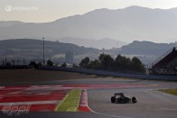 F1: Vettel iskolázott a teszten 33