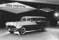 1956-os Pontiac. Két mai kombi helyét foglalja