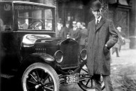 Henry Ford 1914-től az átlag duplájára emelte munkásai bérét. Sokan megírták róla, hogy rokonszenvezett a nácik politikájával