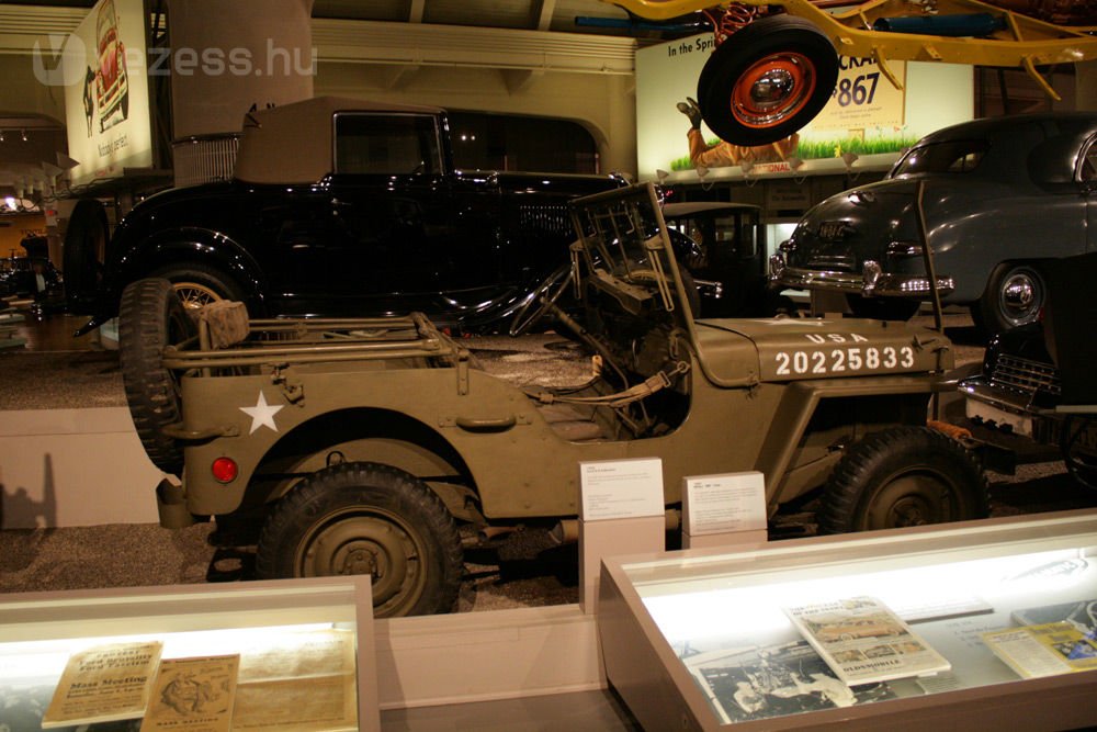 1942-es a Willys Jeep. Négyhengeres motorja 54 lóerős