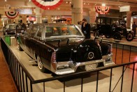 A Kennedy-gyilkosság után zárt karosszériát kapott a Lincoln Continental és teljesítménye 300-ról 350 lóerőre nőtt