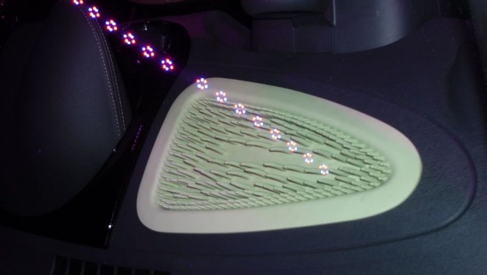 Vulévu kusé ávekmoá? – egy Twingóban 9 | Vezess A kormány mögötti szőrös szilikonszőnyeg biztonságosan megőrzi a hosszúkás tárgyakat, és akkor itt most szándékosan nem keresek példákat