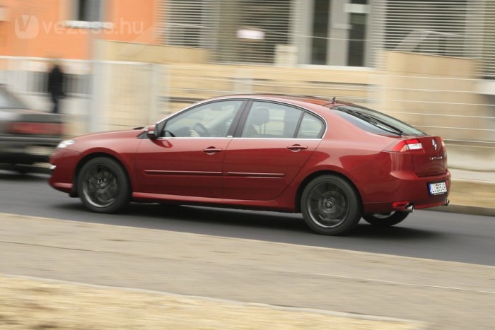 Hatvannál vált a kormányzás. Ez alatt a fordulókört csökkenti, felette az úttartást javítja