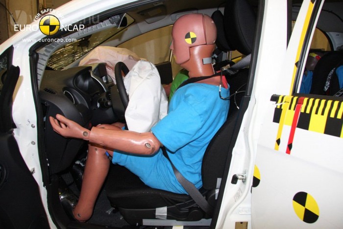 Majdnem összeroppant a törésteszten az elektromos Mitsubishi 7