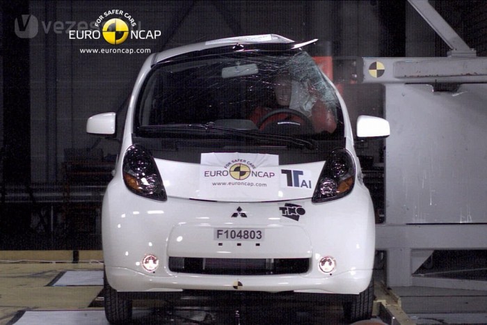 Majdnem összeroppant a törésteszten az elektromos Mitsubishi 6