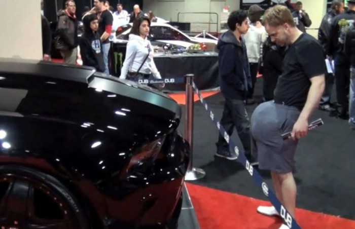 Bizarr heredörgölő poén egy autókiállításon