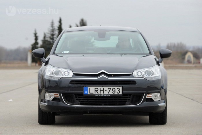 A Citroën C5 nem vegyül el a tömegben