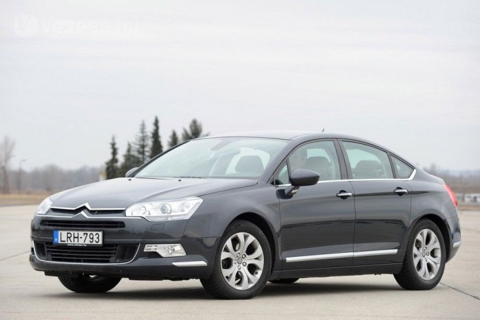 Elegáns autó a C5, a krómbetétek egyáltalán nem rontják az összképet