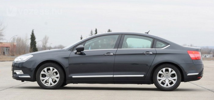 477,9 cm a hossza, a tengelytáv pedig 281,5 cm