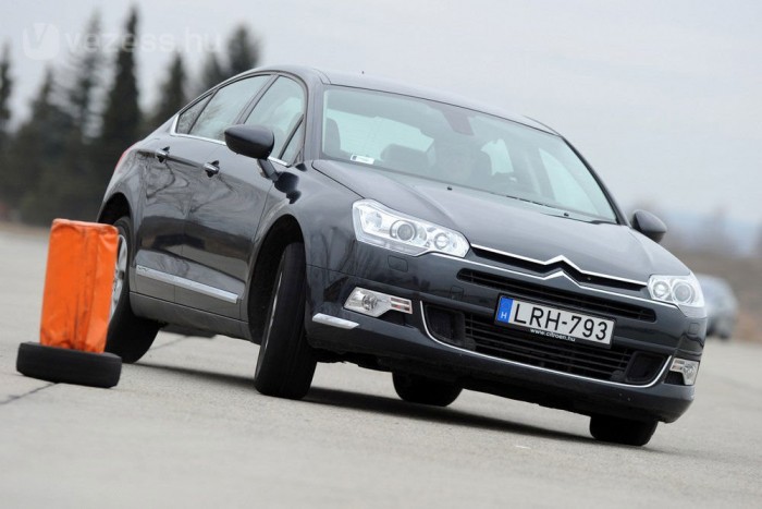 A karosszéria nagyot bólint, de az 50 km/h órás sebesség fölött mindig aktív ESP nem engedi, hogy baj történjen