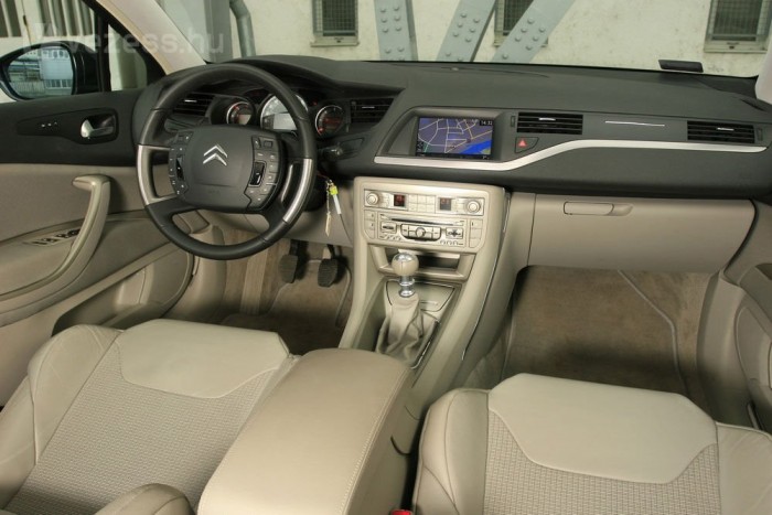 Szép a kéttónusú műszerfal, bár vannak rajta esetleges megoldások