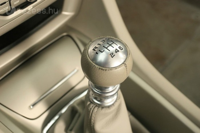 Hosszú úton járó váltó. A gombja pedig hamar elkopott