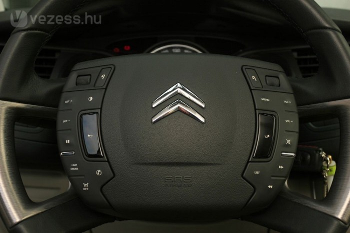 A kormány fix közeprésze alaposan meg van rakva gombokkal