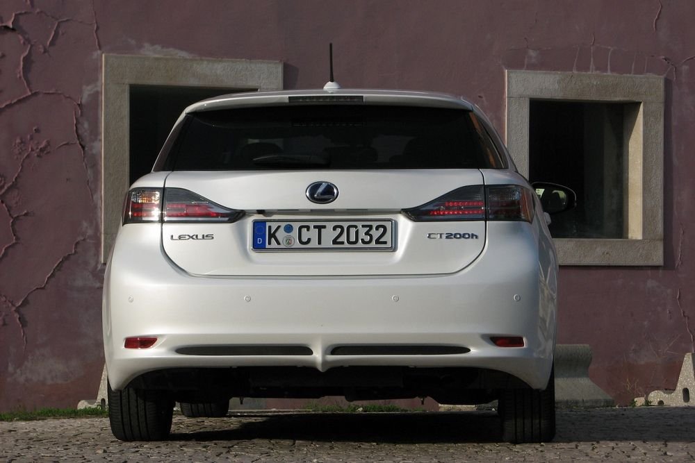 Stilizált L-betűk (mint Lexus) tömkelegéből áll össze a forma