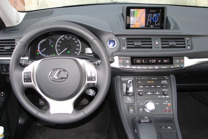 Sok helyen felismerhetők a Prius kezelőszervei, de az anyagminőség sokkal finomabb