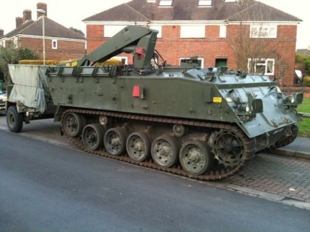 Tankkal riogatja szomszédjait