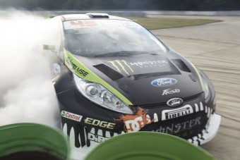 Újabb gumifüstös videó az amerikai ralisztártól