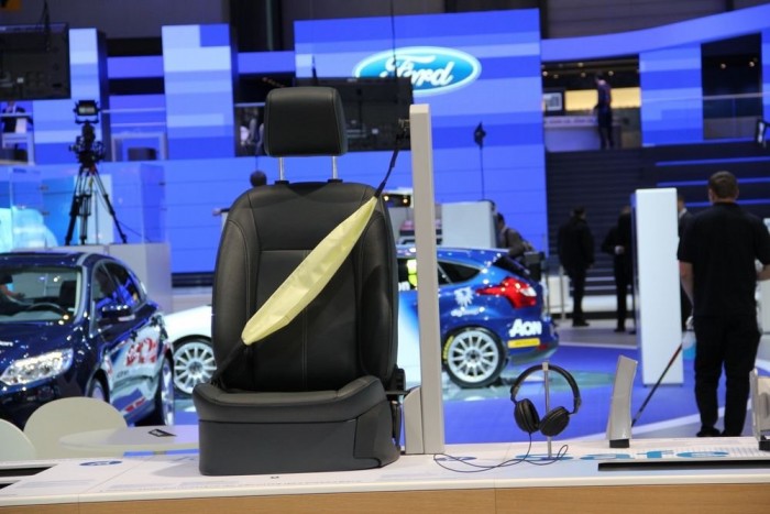 A Vezess.hu megérkezett Genfbe 9 | Vezess Egy igazi újdonság: övlégzsák a Fordtól