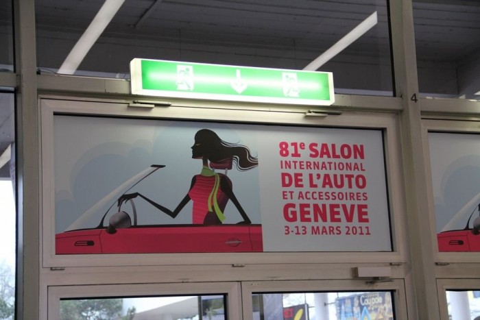 A Vezess.hu megérkezett Genfbe 6 | Vezess A Genfi Szalon 2011-es logója: nő sállal. Emlékezetes haláleset is köthető ehhez a képhez: Isadora Duncan a kerékre tekeredett sáljától fulladt meg