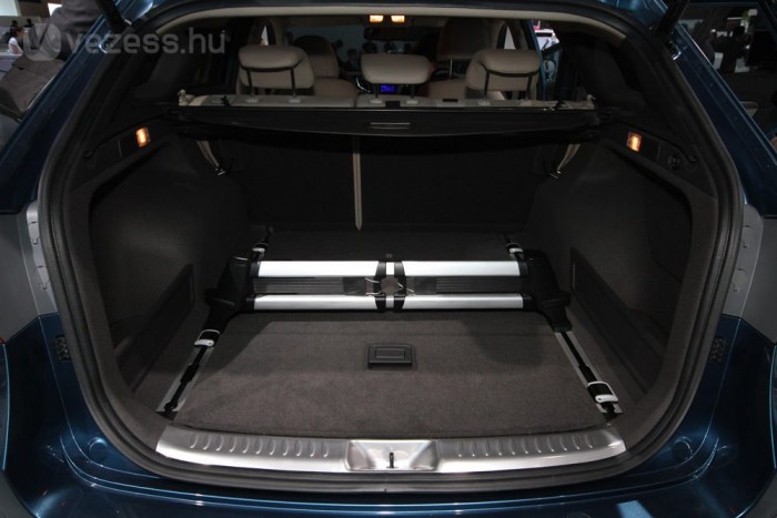 A Passat ellen megy a Hyundai 8 | Vezess Felárért villanymotor nyitja a csomagtérajtót. A tér 553-ról 1719 literesre bővíthető