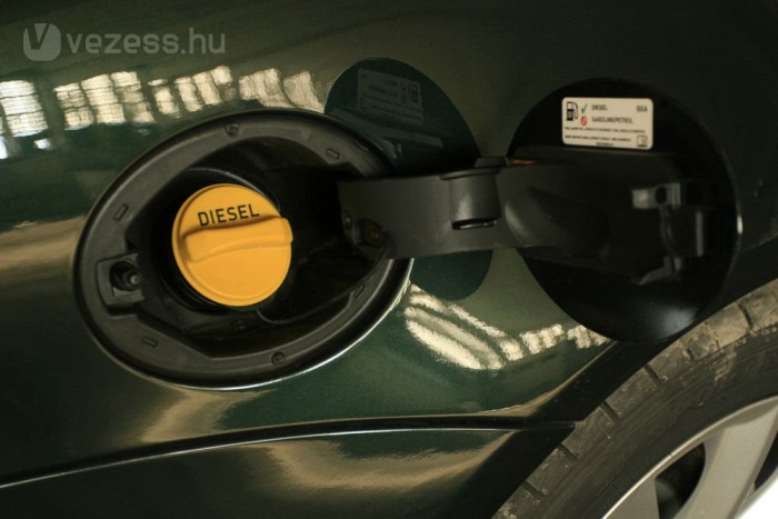 Még mindig megéri külföldön tankolni